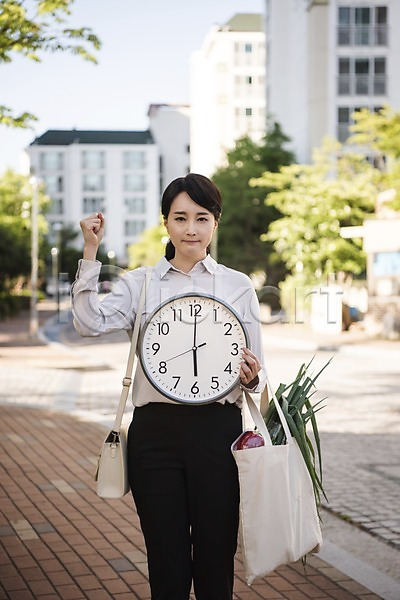 30대 성인 성인여자한명만 여자 한국인 한명 JPG 아웃포커스 앞모습 포토 6시 건물 들기 상반신 서기 시계 야외 에코백 워킹맘 장바구니 주간 주부 채소 퇴근 파이팅