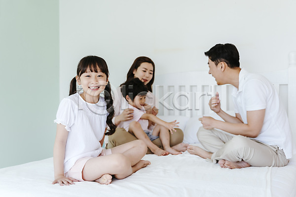 즐거움 30대 남자 성인 어린이 여러명 여자 한국인 JPG 아웃포커스 옆모습 포토 가족 놀이 딸 미소(표정) 실내 아들 아빠 안기 앉기 엄마 전신 침대