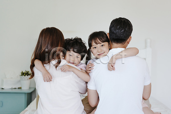 30대 남자 성인 어린이 여러명 여자 한국인 JPG 뒷모습 앞모습 포토 가족 딸 미소(표정) 상반신 실내 아들 아빠 앉기 엄마