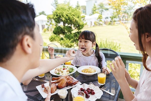30대 남자 성인 세명 어린이 여자 한국인 JPG 아웃포커스 앞모습 옆모습 포토 가족 먹여주기 미소(표정) 상반신 앉기 야외 음료 음식 응시 주간 체리 치킨