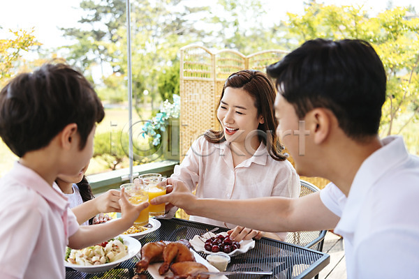 남자 성인 세명 어린이 여자 한국인 JPG 아웃포커스 앞모습 옆모습 포토 가족 건배 나무 미소(표정) 상반신 아들 아빠 앉기 야외 엄마 음료 음식 주간 치킨