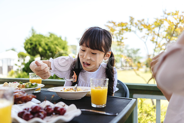 소녀한명만 어린이 여자 한국인 한명 JPG 아웃포커스 앞모습 포토 먹기 볶음밥 상반신 앉기 야외 음료 주간 체리