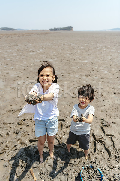 체험 남자 두명 어린이 여자 한국인 JPG 앞모습 포토 하이앵글 가족 갯벌 남매 들기 미소(표정) 서기 야외 장난 전신 주간 진흙