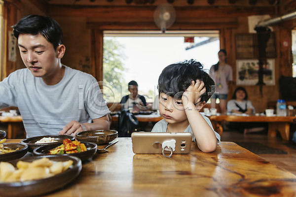 남자 성인 어린이 여러명 여자 한국인 JPG 아웃포커스 앞모습 포토 가족 먹기 상반신 서기 스마트폰 식당 식탁 실내 아들 아빠 앉기 음식 응시
