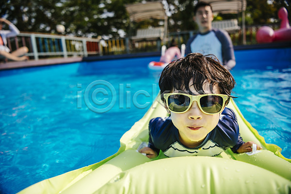 즐거움 휴식 30대 남자 두명 어린이 한국인 JPG 아웃포커스 앞모습 포토 가족 물놀이 미소(표정) 바캉스 부자(아빠와아들) 상반신 수영장 아들 아빠 야외 엎드리기 여름휴가 여행 주간 튜브
