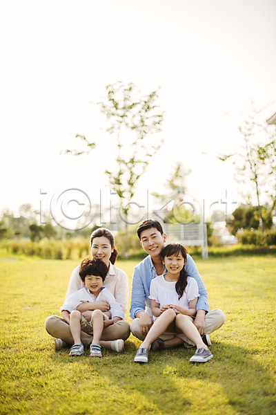 즐거움 30대 남자 성인 어린이 여러명 여자 한국인 JPG 아웃포커스 앞모습 포토 가족 나무 딸 소풍 아들 아빠 앉기 야외 엄마 전신 주간 초원(자연) 휴가