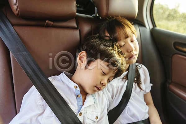 남자 두명 어린이 여자 한국인 JPG 앞모습 포토 가족 남매 상반신 실내 안전벨트 앉기 여행 자동차 잠 휴가