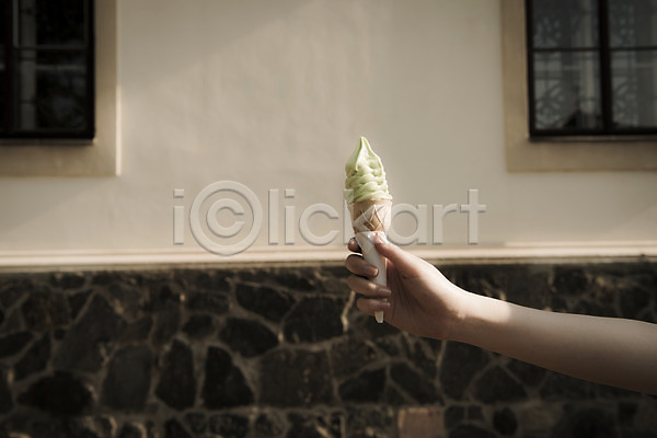 신체부위 JPG 포토 건물 동유럽 들기 손 아이스크림 야외 유럽 주간 체코 콘아이스크림 풍경(경치) 프라하 해외