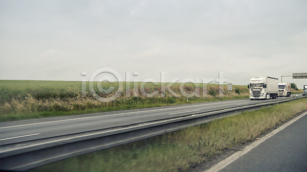 사람없음 JPG 포토 고속도로 도로 동유럽 야외 유럽 유럽풍경 자동차 주간 체코 초원(자연) 트럭 풍경(경치) 프라하 하늘 해외 해외풍경