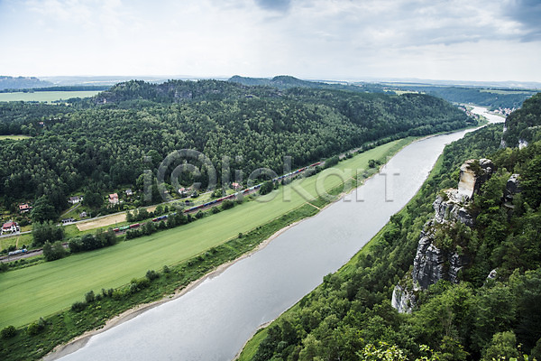 사람없음 JPG 포토 강 나무 독일 동유럽 야외 유럽 유럽풍경 자연 작센스위스 절벽 주간 초원(자연) 풍경(경치) 하늘 해외 해외풍경
