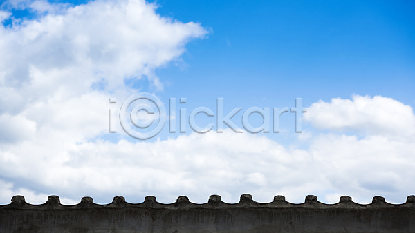 사람없음 JPG 포토 구름(자연) 동유럽 벽 야외 유럽 유럽풍경 주간 체스키크룸루프 체코 풍경(경치) 프라하 하늘 해외 해외풍경
