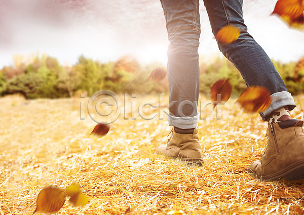 신체부위 한명 PSD 뒷모습 편집이미지 가을(계절) 걷기 낙엽 다리(신체부위) 여행 워커 취미 편집