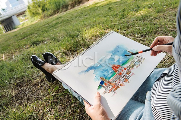 한명 PSD 편집이미지 그림 목업 붓 수채화(물감) 스케치북 앉기 야외 잔디 주간 하반신