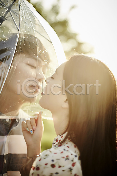 20대 남자 두명 성인 여자 한국인 JPG 아웃포커스 옆모습 포토 공원 눈감음 데이트 상반신 서기 야외 우산 주간 커플 키스