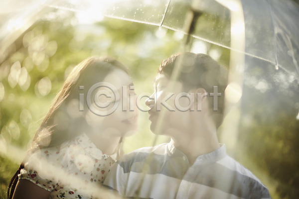 20대 남자 두명 성인 여자 한국인 JPG 아웃포커스 앞모습 포토 공원 데이트 상반신 서기 애정표현 야외 우산 주간 커플