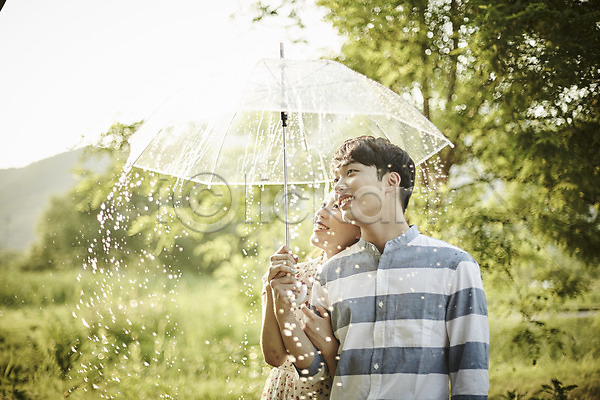 20대 남자 두명 성인 여자 한국인 JPG 아웃포커스 앞모습 포토 공원 나무 데이트 들기 미소(표정) 상반신 서기 야외 우산 응시 주간 커플