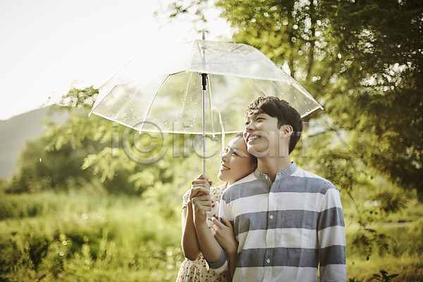 20대 남자 두명 성인 여자 한국인 JPG 아웃포커스 앞모습 포토 공원 기댐 나무 데이트 들기 미소(표정) 상반신 서기 야외 우산 응시 주간 커플 팔짱