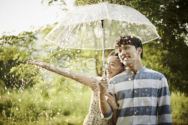 20대 남자 두명 성인 여자 한국인 JPG 아웃포커스 앞모습 포토 공원 나무 데이트 들기 미소(표정) 비(날씨) 빗방울 상반신 서기 야외 우산 응시 주간 커플