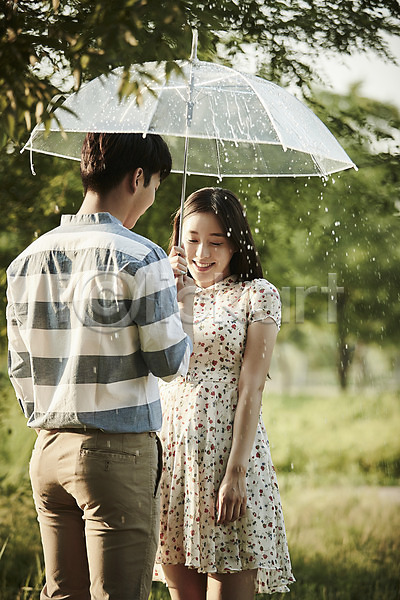 20대 남자 두명 성인 여자 한국인 JPG 뒷모습 아웃포커스 앞모습 포토 공원 나무 데이트 들기 미소(표정) 비(날씨) 빗방울 상반신 서기 야외 우산 응시 주간 커플