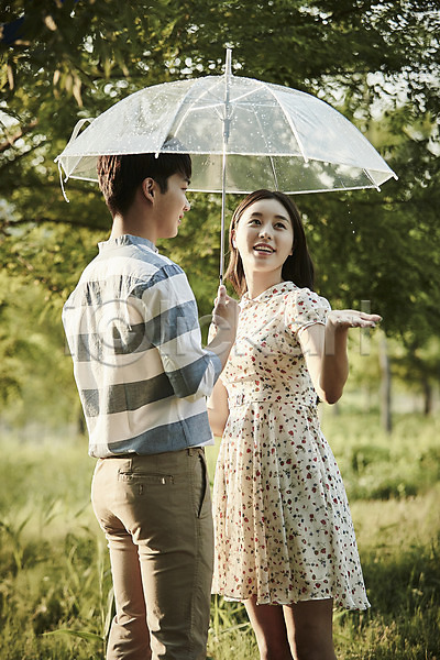 20대 남자 두명 성인 여자 한국인 JPG 아웃포커스 옆모습 포토 공원 나무 데이트 들기 미소(표정) 비(날씨) 상반신 서기 야외 우산 응시 주간 커플