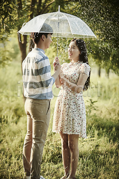 20대 남자 두명 성인 여자 한국인 JPG 아웃포커스 옆모습 포토 공원 나무 데이트 들기 마주보기 미소(표정) 비(날씨) 상반신 서기 야외 우산 응시 주간 커플