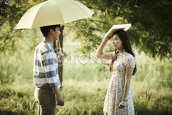 20대 남자 두명 성인 여자 한국인 JPG 아웃포커스 옆모습 포토 공원 나무 데이트 들기 마주보기 상반신 서기 야외 우산 응시 주간 책 커플
