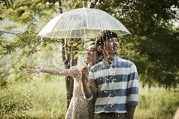 20대 남자 두명 성인 여자 한국인 JPG 아웃포커스 앞모습 포토 공원 나무 데이트 들기 미소(표정) 비(날씨) 상반신 서기 야외 우산 응시 주간 커플