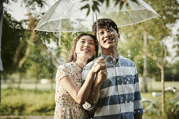 20대 남자 두명 성인 여자 한국인 JPG 아웃포커스 앞모습 포토 공원 기댐 나무 데이트 들기 미소(표정) 비(날씨) 상반신 서기 야외 우산 응시 주간 커플