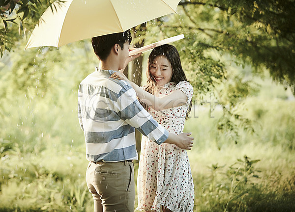 20대 남자 두명 성인 여자 한국인 JPG 아웃포커스 옆모습 포토 공원 나무 데이트 들기 미소(표정) 비(날씨) 상반신 서기 야외 우산 응시 주간 책 커플