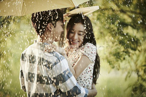 20대 남자 두명 성인 여자 한국인 JPG 아웃포커스 옆모습 포토 공원 나무 데이트 들기 미소(표정) 비(날씨) 상반신 서기 안기 야외 우산 응시 주간 책 커플