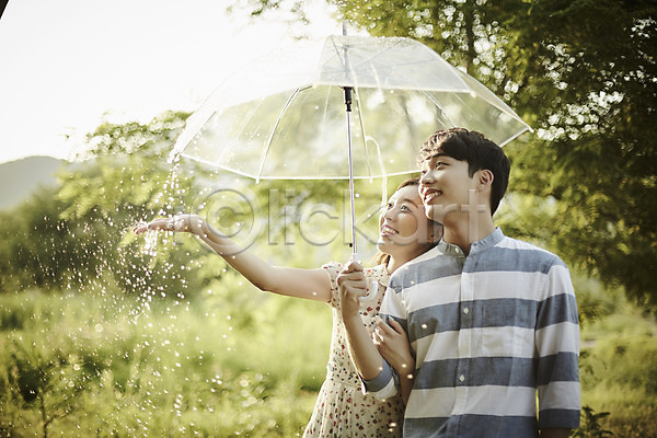 20대 남자 두명 성인 여자 한국인 JPG 아웃포커스 앞모습 포토 공원 기댐 나무 데이트 들기 미소(표정) 비(날씨) 상반신 서기 야외 우산 응시 주간 커플