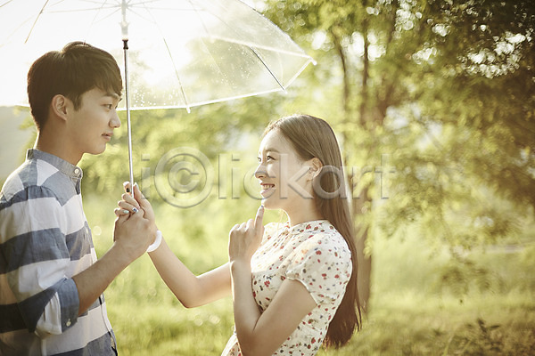 20대 남자 두명 성인 여자 한국인 JPG 아웃포커스 옆모습 포토 공원 나무 데이트 들기 마주보기 미소(표정) 상반신 서기 야외 우산 응시 주간 커플