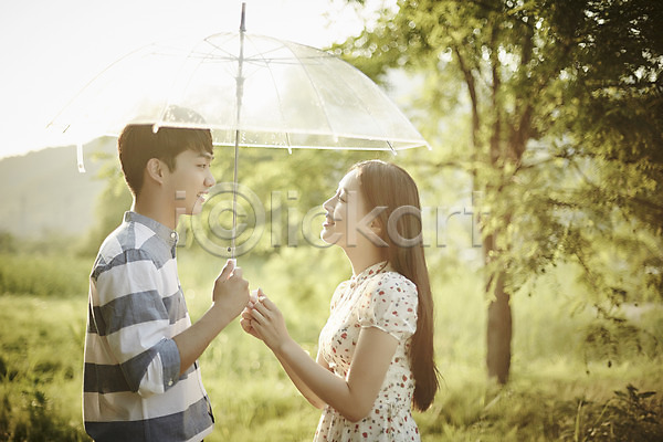 20대 남자 두명 성인 여자 한국인 JPG 아웃포커스 옆모습 포토 공원 나무 데이트 들기 마주보기 미소(표정) 상반신 서기 야외 우산 응시 주간 커플