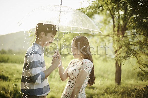 20대 남자 두명 성인 여자 한국인 JPG 아웃포커스 옆모습 포토 공원 데이트 들기 미소(표정) 비(날씨) 상반신 서기 야외 우산 응시 주간 커플