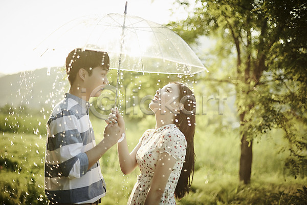20대 남자 두명 성인 여자 한국인 JPG 아웃포커스 옆모습 포토 공원 나무 데이트 들기 미소(표정) 비(날씨) 상반신 서기 야외 우산 응시 주간 커플