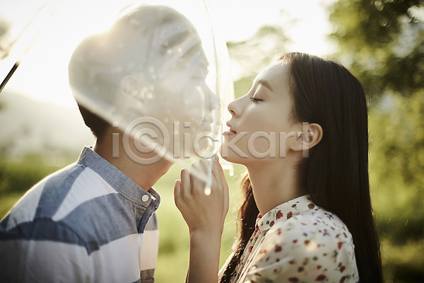 20대 남자 두명 성인 여자 한국인 JPG 아웃포커스 옆모습 포토 공원 나무 눈감음 데이트 들기 미소(표정) 상반신 서기 야외 우산 주간 커플 키스