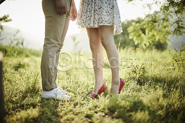 20대 남자 두명 성인 신체부위 여자 한국인 JPG 옆모습 포토 공원 까치발 나무 다리(신체부위) 데이트 서기 야외 잔디 주간 커플 하반신