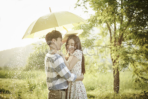 20대 남자 두명 성인 여자 한국인 JPG 아웃포커스 옆모습 포토 공원 나무 데이트 들기 미소(표정) 비(날씨) 상반신 서기 안기 야외 우산 주간 커플