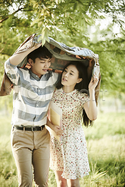20대 남자 두명 성인 여자 한국인 JPG 아웃포커스 앞모습 포토 공원 나무 데이트 들기 상반신 서기 셔츠 야외 응시 주간 책 커플