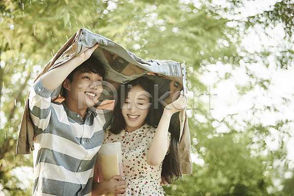 20대 남자 두명 성인 여자 한국인 JPG 아웃포커스 앞모습 포토 공원 나무 데이트 들기 미소(표정) 상반신 서기 셔츠 야외 응시 주간 책 커플