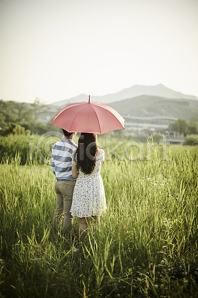 20대 남자 두명 성인 여자 한국인 JPG 뒷모습 아웃포커스 포토 공원 데이트 들기 상반신 서기 야외 우산 주간 커플 풀숲