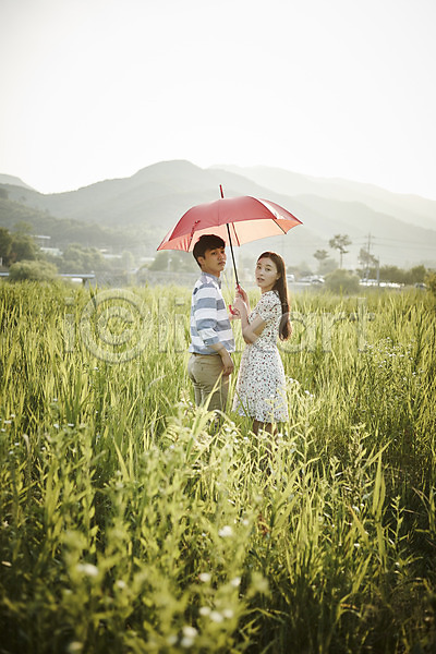 20대 남자 두명 성인 여자 한국인 JPG 뒷모습 아웃포커스 포토 공원 데이트 뒤돌아보기 들기 상반신 서기 야외 우산 주간 커플 풀숲