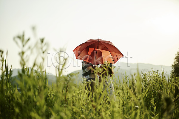 20대 남자 두명 성인 여자 한국인 JPG 실루엣 아웃포커스 옆모습 포토 공원 데이트 들기 상반신 서기 야외 우산 주간 커플 풀숲