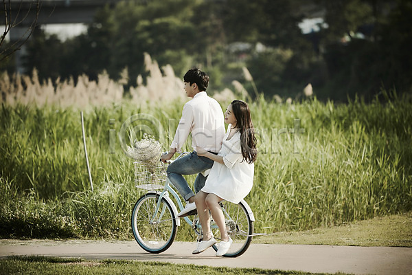 20대 남자 두명 성인 여자 한국인 JPG 옆모습 포토 갈대밭 공원 데이트 앉기 야외 응시 자전거 전신 주간 커플