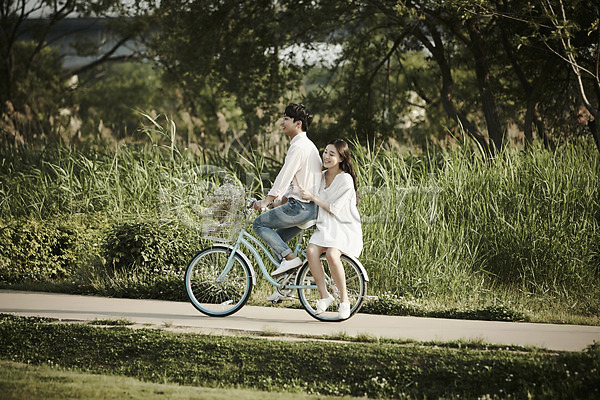 20대 남자 두명 성인 여자 한국인 JPG 아웃포커스 앞모습 옆모습 포토 갈대밭 공원 데이트 앉기 야외 응시 자전거 전신 주간 커플