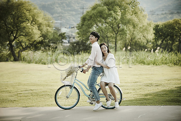 20대 남자 두명 성인 여자 한국인 JPG 앞모습 옆모습 포토 공원 나무 데이트 앉기 야외 자전거 잔디 전신 주간 커플