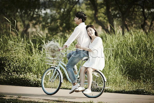 20대 남자 두명 성인 여자 한국인 JPG 아웃포커스 앞모습 옆모습 포토 갈대밭 공원 데이트 앉기 야외 응시 자전거 전신 주간 커플