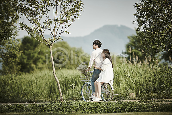 20대 남자 두명 성인 여자 한국인 JPG 뒷모습 아웃포커스 옆모습 포토 갈대밭 공원 나무 데이트 안기 앉기 야외 자전거 전신 주간 커플