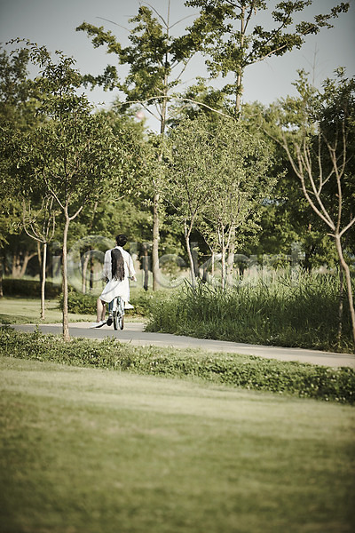 20대 남자 두명 성인 여자 한국인 JPG 뒷모습 아웃포커스 포토 공원 나무 데이트 앉기 야외 자전거 잔디 전신 주간 커플