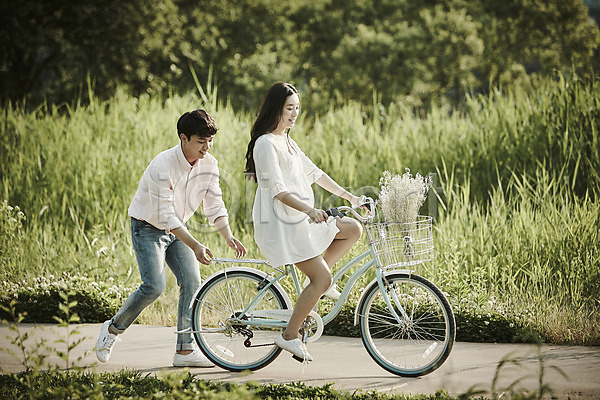 20대 남자 두명 성인 여자 한국인 JPG 옆모습 포토 공원 데이트 서기 앉기 야외 자전거 잡기 전신 주간 초보 커플 풀숲